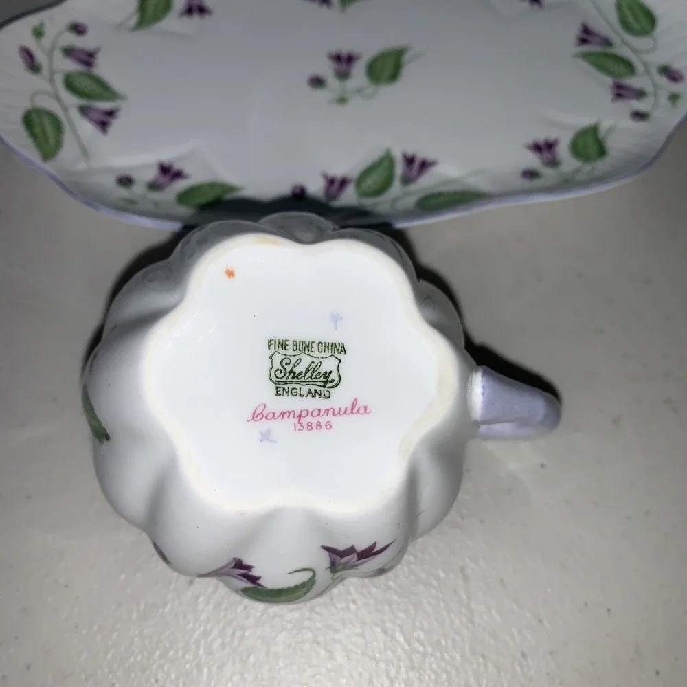 GORGEOUS SHELLEY CAMPANULA DAINTY‎ SHAPE INDIVIDUAL CREAMER With Tray